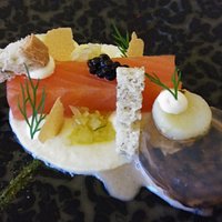 Gerookt zalmhaasje met oester, venkel en gekonfijte aardappelen.
