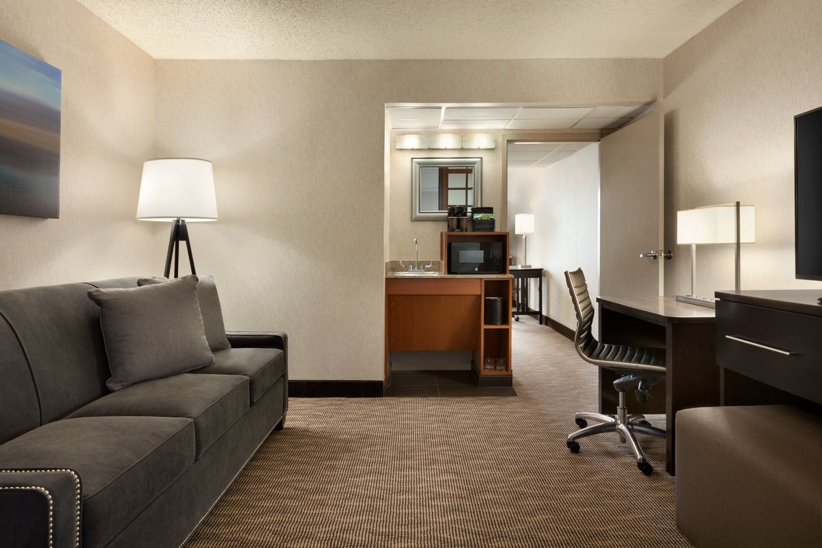 Embassy Suites by Hilton Oklahoma City Will Rogers Airport - hotel rooms