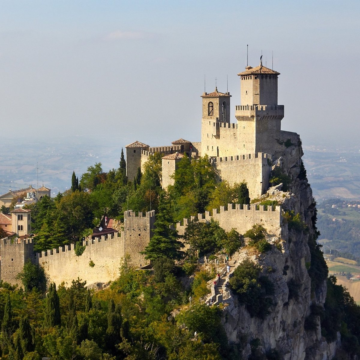 San marino. Башня Гуаита Сан-Марино. Сан Марино замок. Замок Сан Северино Куба. Три башни Сан-Марино.