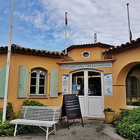 L'agence de promotion Golfe de Saint-Tropez Tourisme est située à côté de l'entrée de l'Azur Par