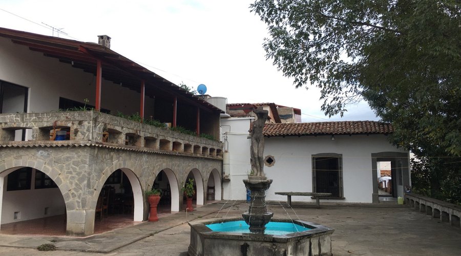 Terraza y estacionamiento