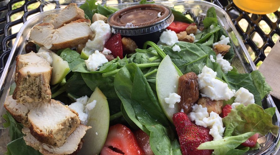 Salades Figues, chèvre, noix de pécan, poulet, etc.