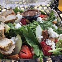 Salades Figues, chèvre, noix de pécan, poulet, etc.