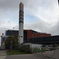 De opvallende zuil voor het centrum