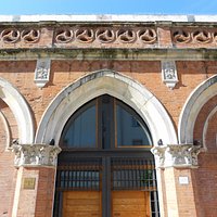 facciata ed ingresso della Pescheria Nuova di Rovigo