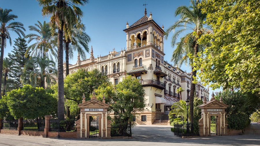 Façade view from Puerta de Jérez