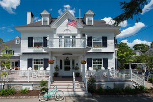 Kennebunkport Inn in Kennebunkport, image may contain: Plant, Bicycle, Housing, Porch