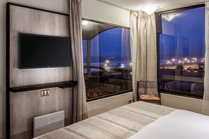 Room & Suite