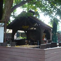 Vor der Burg Linn-Gastronomie.