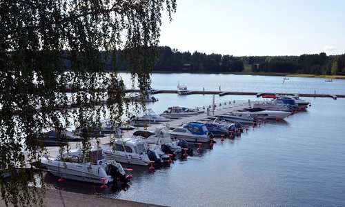Näkymä yläkerran 2 hengen huoneesta. Kysäisepäs, onko H5 vapaana. ;)