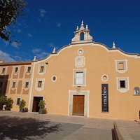 Fachada exterior del museo y la capilla del MUCBE
