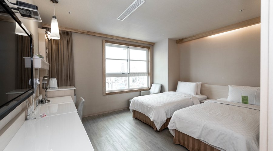 The Business Double Single Bed Room at the Kindness Hotel-Kaohsiung Guang Rong Pier