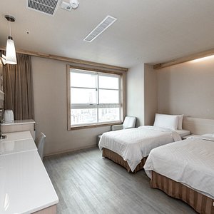 The Business Double Single Bed Room at the Kindness Hotel-Kaohsiung Guang Rong Pier