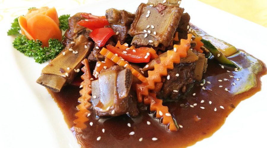 Travers de porc avec la sauce spéciale soya