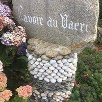 Le lavoir autrefois disparu et à l'origine de la création de ce jardin.,