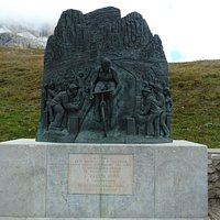 Monumento a Fausto Coppi nära Canazei