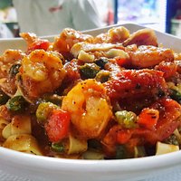 Puttanesca
(fettuccine, camarones, pimentón rojo asado y alcaparra)
