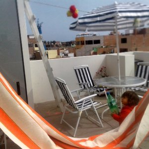 la terraza con hamaca y área para fumar, tiene parrilla