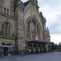 Seitlich vom Hintereingang zum Hansa Centrum, der Hauptbahnhof.
