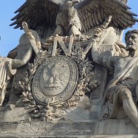 Détail du fronton côté extérieur des Guichets