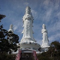 真っ白な大仏様です、真ん中が救世観音様です(高さ23m)