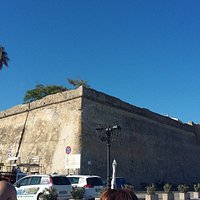 vista con torre sulla sinistra delle mura.