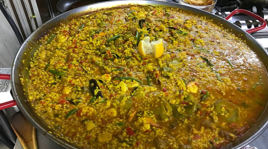 Hemos pedido una paella mixta ,para llevar para los amigos ,y estaba muy muy buena. Repetiremos.