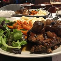 Costine alla birra con patate cipolline e carotine