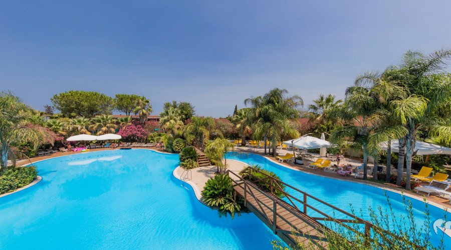 Piscina con ponte e cascata