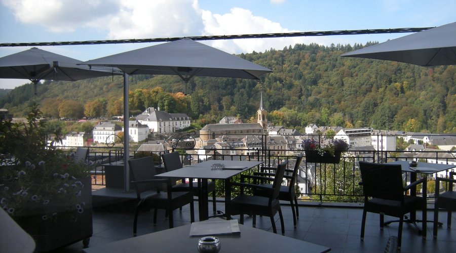 Terras van restaurant met zicht op Bouillon