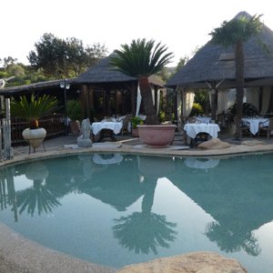 le restaurant extérieur avec la piscine pour les petits