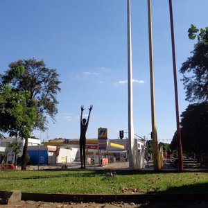 A big tower e brinquedos na Praça Napoleão Moreira da Silva é