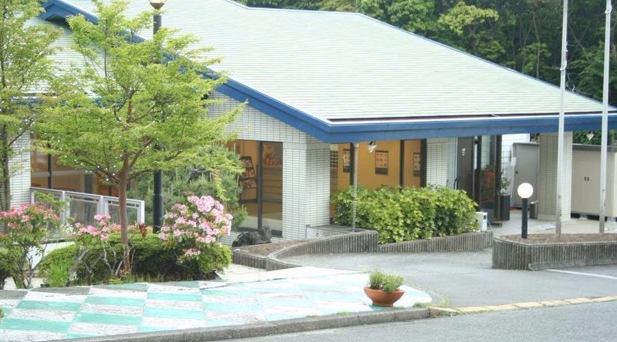 センターハウスはフロント・レストラン・売店・大浴場あり。