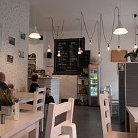 Innen ganz modern und hell. Die Karte an der Wand gibt es nur auf polnisch.