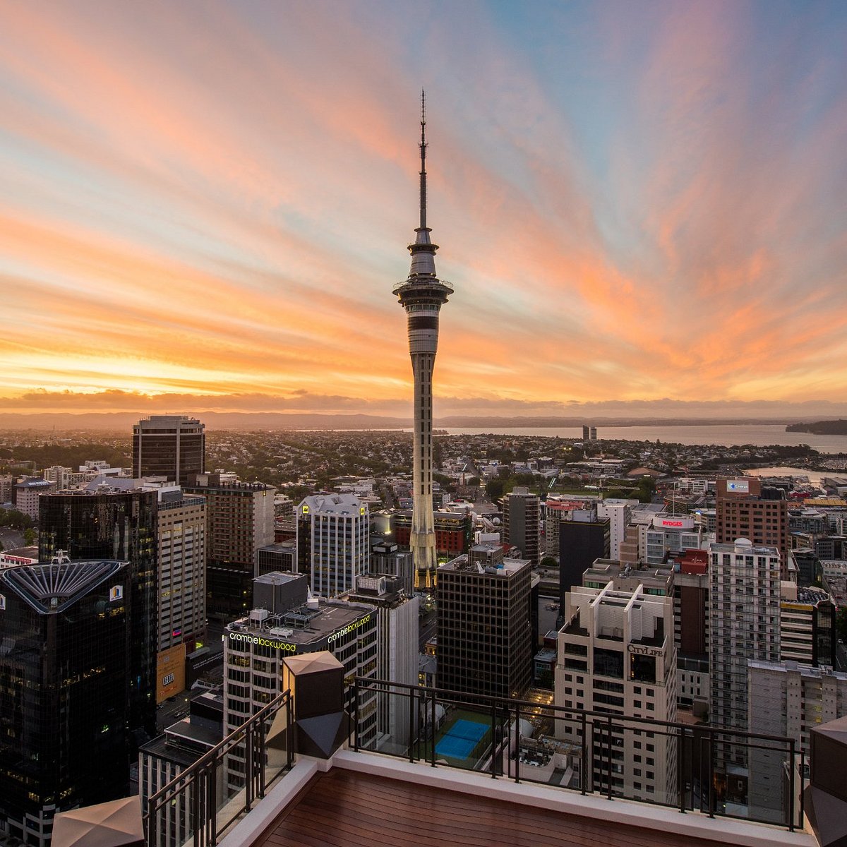 Tòa nhà Sky Tower nằm ở trung tâm Thành phố Auckland, Nez Zealand và chiếm vị trí độc đáo để cho bạn có một cái nhìn toàn cảnh đầy đủ về Thành phố. Hãy đến đây vào đêm khuya để chiêm ngưỡng bầu trời đầy sao và ngắm nhìn vẻ đẹp của Thành phố hoàng hôn.