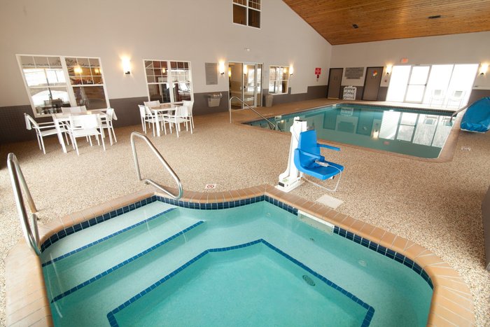 decorah hotels with pool