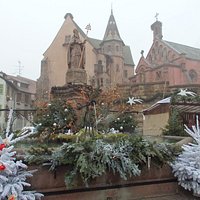 聖レオン広場。背後に見えるのはエギスハイム城と聖レオン9世礼拝堂