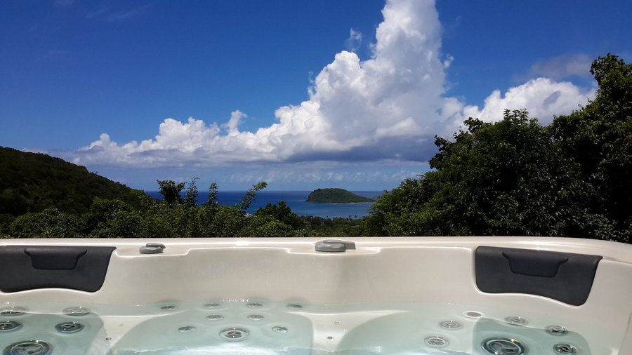 Jacuzzi gite Soleil Couchant, vue îlet Kahouane