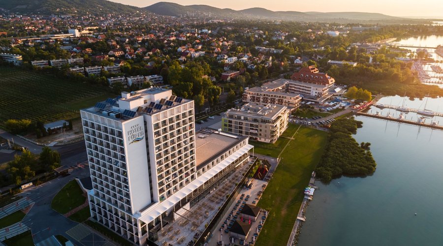 Madártávlatból a szálloda és a vízparti strand