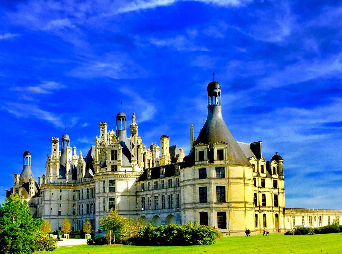 Touring Chateau de Chambord, a place so elaborate it makes Downton Abbey  look down at heel!