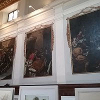 Картины старых масторов на стенах аббатства