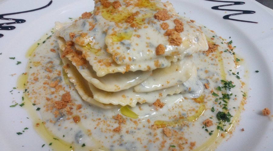 Tortelloni di zucca con salsa al gorgonzolo DOP e amaretti...