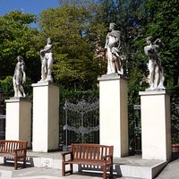 Entrada da Ca' Rezzonico pela Fondamenta, com o Giardini à esquerda