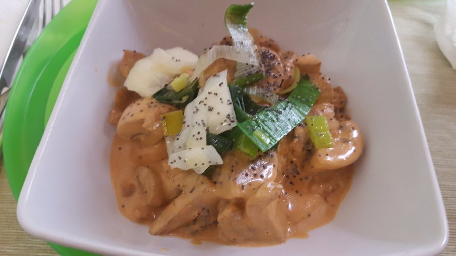 Strogonoff de tofu e cogumelos