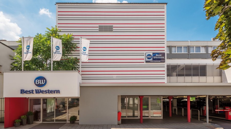 Aussenansicht mit Parkhauseinfahrt