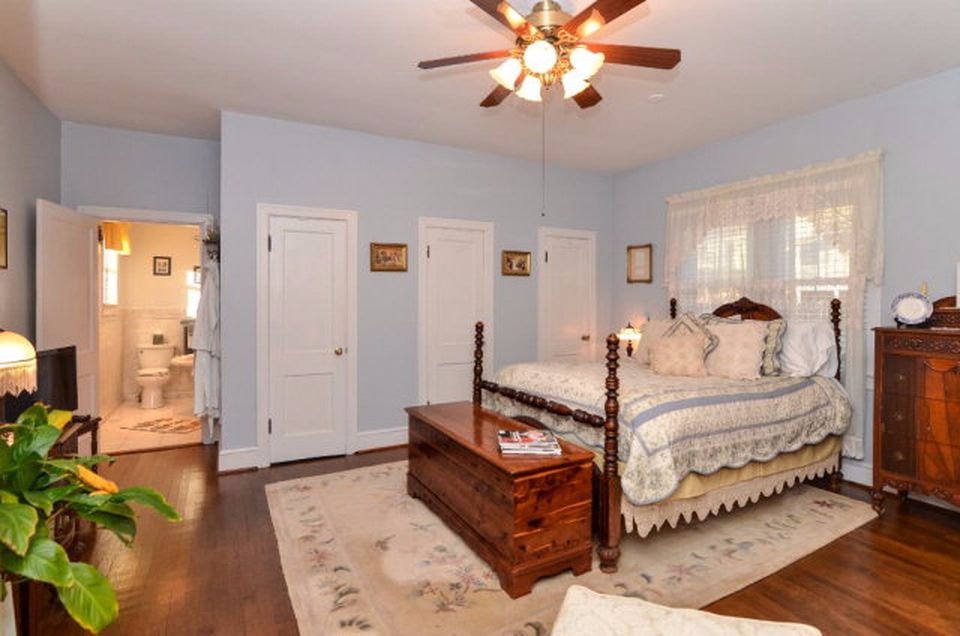 Colonial Beach Plaza Bed & Breakfast Rooms: Pictures & Reviews ...