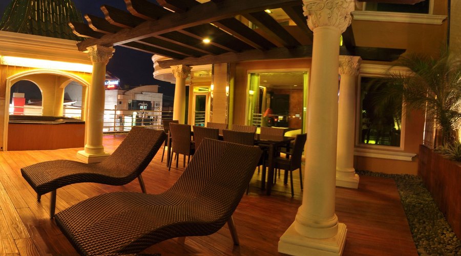 2-Bedroom Deluxe East Garden Outdoor Balcony 