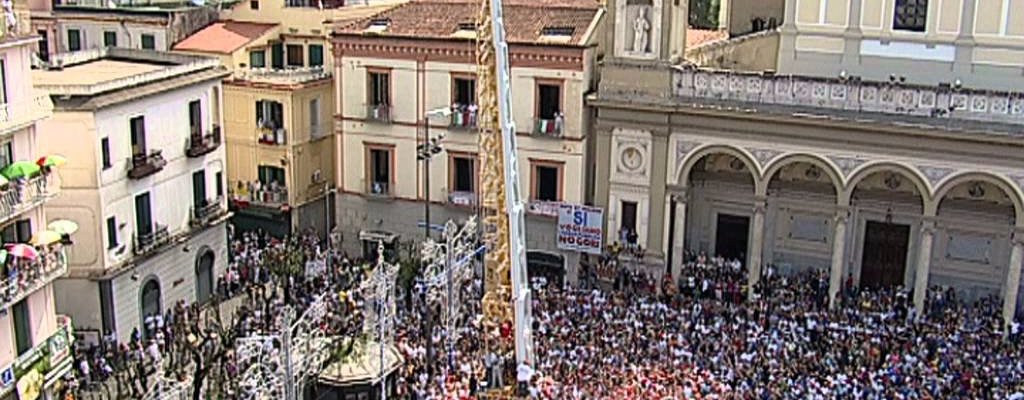 Piazza in festa dei gigli