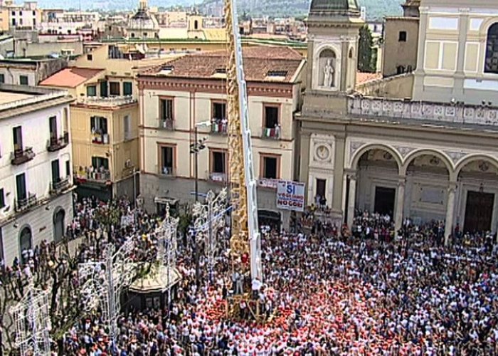 Piazza in festa dei gigli