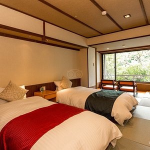 The Twin Room with Tatami Area at the Momijiya Honkan Takao Sanso
